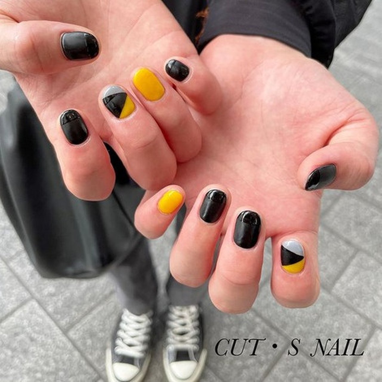 オールシーズン ハンド ショート イエロー グレー Cut S Nail Salonのネイルデザイン No ネイルブック