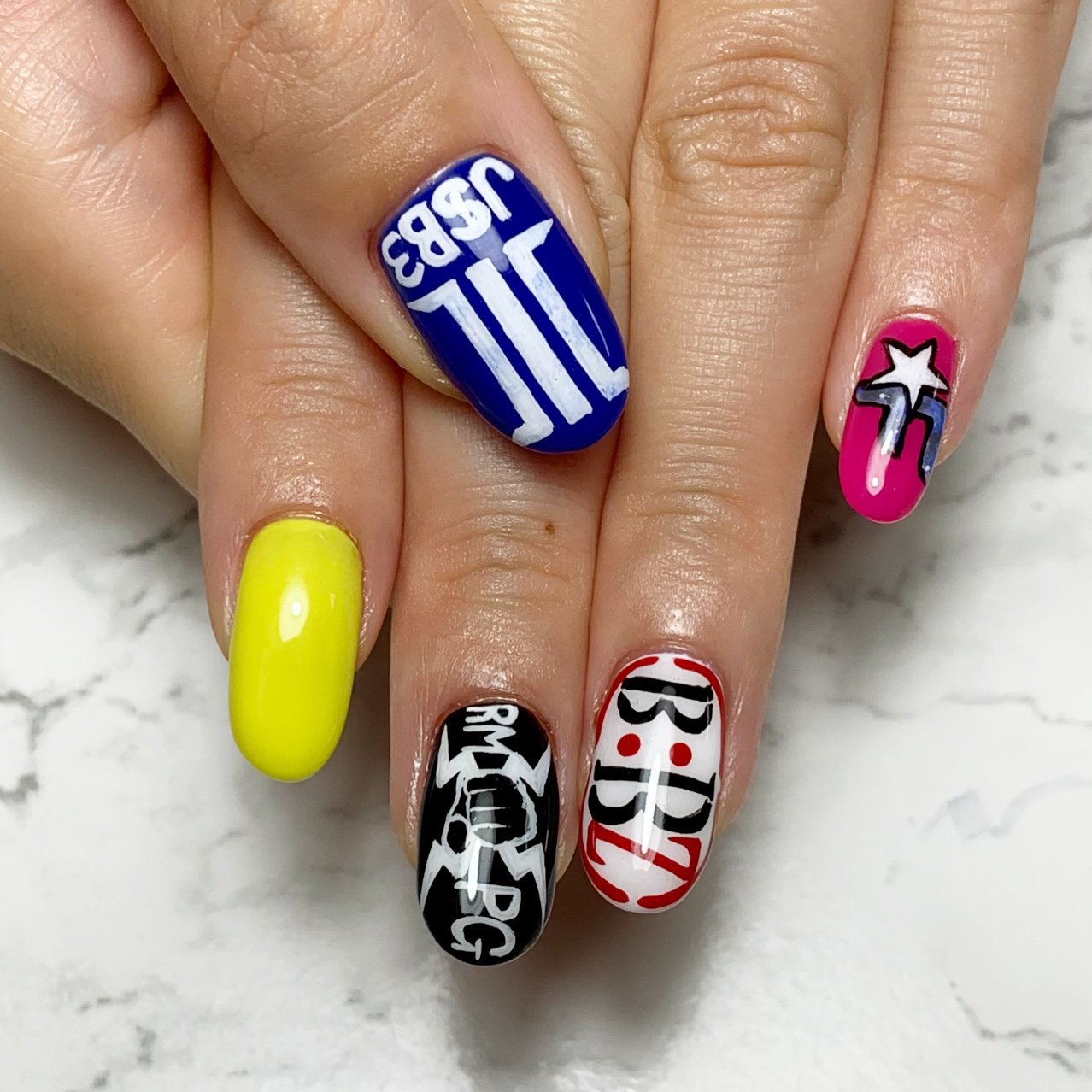 ライブ ハンド イニシャル ショート レッド 岐阜市 Nail Salon M Ripのネイルデザイン No ネイルブック