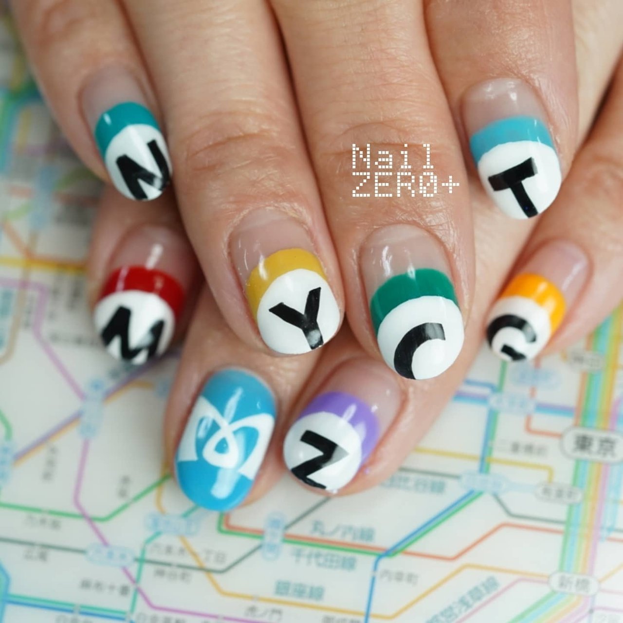 オールシーズン 女子会 ハンド 変形フレンチ イニシャル 塩見隼人 池袋 ネイルゼロプラスのネイルデザイン No ネイルブック