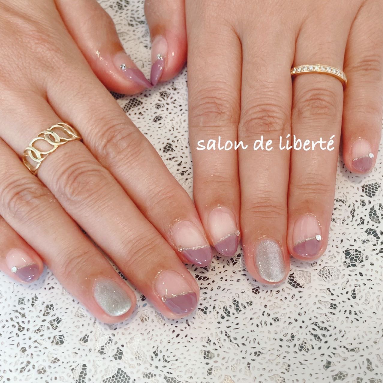 シンプル フレンチ 変形フレンチ ラメ ビジュー 旭市ネイルサロン リベルテ Salon De Liberte アイラッシュ匝瑳市ネイルサロンの ネイルデザイン No ネイルブック