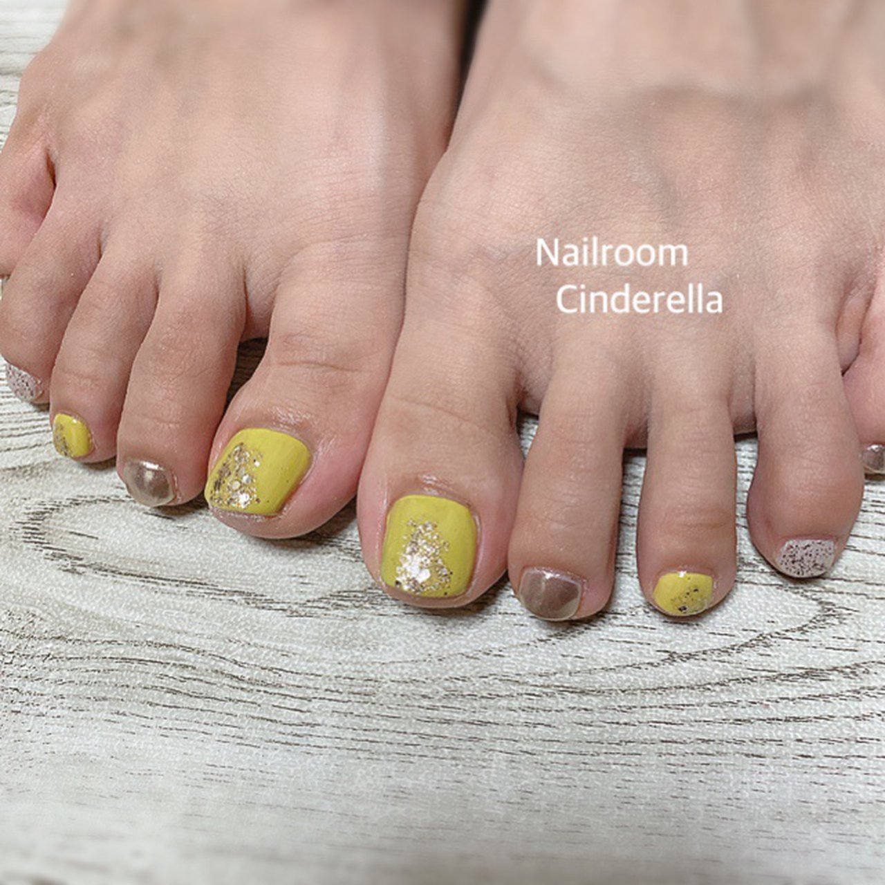 フット ラメ ワンカラー ミラー イエロー Nailroom Cinderellaのネイルデザイン No ネイルブック