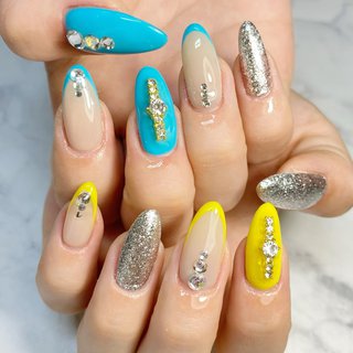. キラキラギャルネイル💙💛
.
#本巣ネイルサロン#北方ネイルサロン
#高速施術#フィルイン#派手ネイル
#岐阜ネイルサロン#1層残しネイルサロン #夏 #オールシーズン #梅雨 #七夕 #ハンド #フレンチ #ビジュー #ラメ #ワンカラー #イエロー #水色 #シルバー #ジェルネイル #NAIL SALON U-NA #ネイルブック