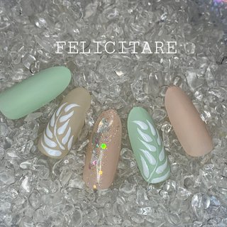 #7月ネイル#7月定額デザイン#マットネイル#リーフネイル#ライトグリーンネイル#ベージュネイル #夏 #ハンド #シンプル #ラメ #シェル #ミディアム #ベージュ #グリーン #ジェルネイル #ネイルチップ #ＦＥＬＩＣＩＴＡＲＥ #ネイルブック
