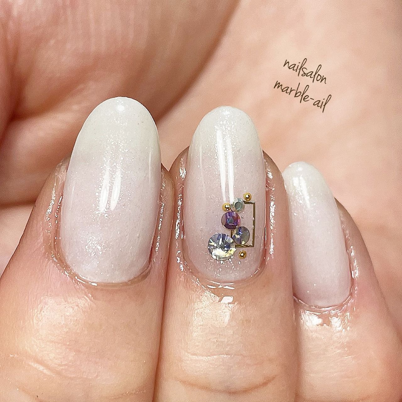 オールシーズン ハンド シンプル ミディアム ホワイト 葛西 マーブルアイル Nailsalon Marble Ail のネイル デザイン No ネイルブック