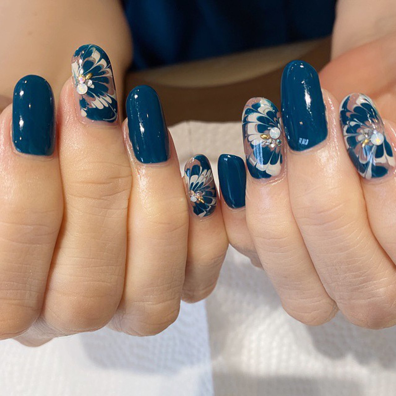 オールシーズン ハンド シンプル フラワー ピーコック Mami Private Nail Salon Fika のネイルデザイン No ネイルブック