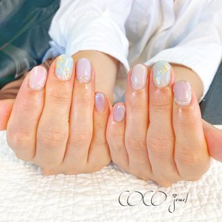 #アートし放題コース💅💕 
アートサンプルを2種類組み合わせて

可愛いすぎるのが出来あがりました😍😍


一歳半の息子さんご同伴でお越し頂き、

約3時間、途中でお昼寝までしてくれました😭❤️
(寛いでもらえたようで嬉しい♡)

最後は、まだ遊ぶ！と
楽しそうに遊んでくれて何より👏



普段はピンク系カラーが多い方も

明るめのペールブルーなら肌馴染みも良く

取り入れやすいカラー♡


これからの梅雨や夏を意識した
爽やかなデザインになりました✨


そしてそして、
初マグネットので動く煌めきに
感動して頂き…🥺💕


私もマグネット大好きなので

お気に召して頂けて嬉しいです❤️


(アートオプション＋1,000yen)

 #キッズスペース #キッズスペース完備#子連れok 

#大人上品ネイル #オフィスネイル #シンプル #シンプルネイル #ベイビーブーマー #マグネット #マグネットネイル #うるつやネイル #マオジェル


┈┈┈┈┈┈┈┈┈┈┈┈┈┈┈

恵比寿5分♡
看板犬のいるネイルサロン♡Cocojewel
#キッズスペース完備

プロフィールのリンク欄から
サロン情報確認できます💕
@nailsalon_cocojewel.ebisu #夏 #オールシーズン #オフィス #デート #ハンド #シェル #マグネット #ミラー #ギャラクシー #アイシング #ピンク #ターコイズ #水色 #ジェルネイル #ネイルチップ #sa #ネイルブック