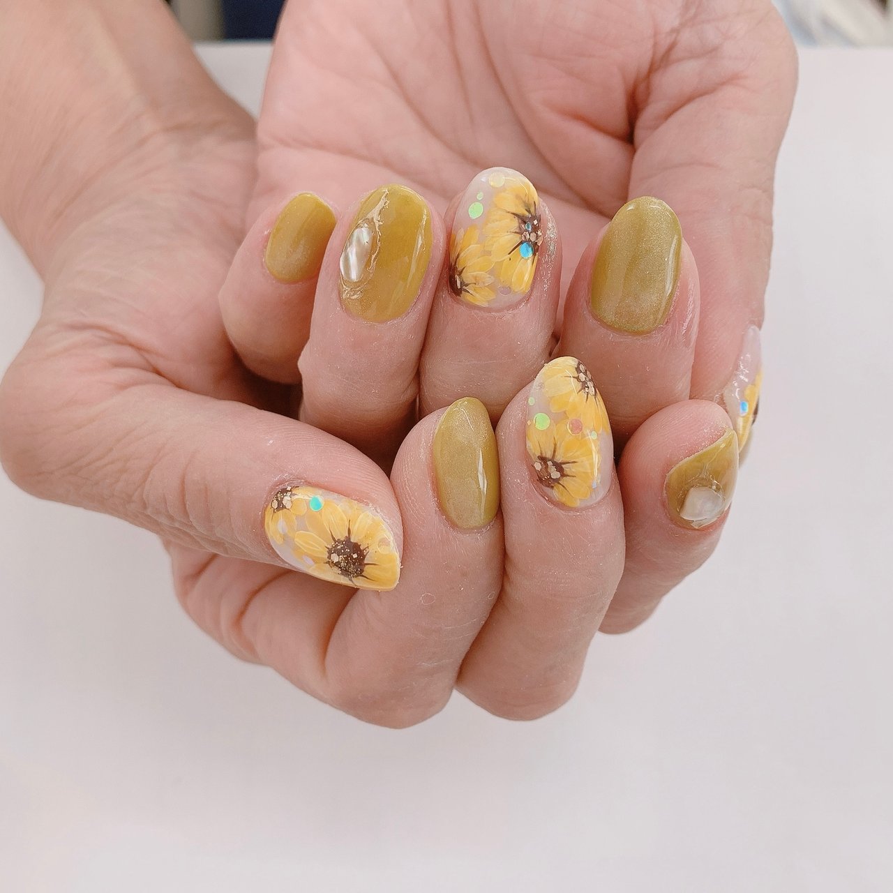 夏 ハンド ホログラム フラワー ミディアム Nailsalonwelinaのネイルデザイン No ネイルブック