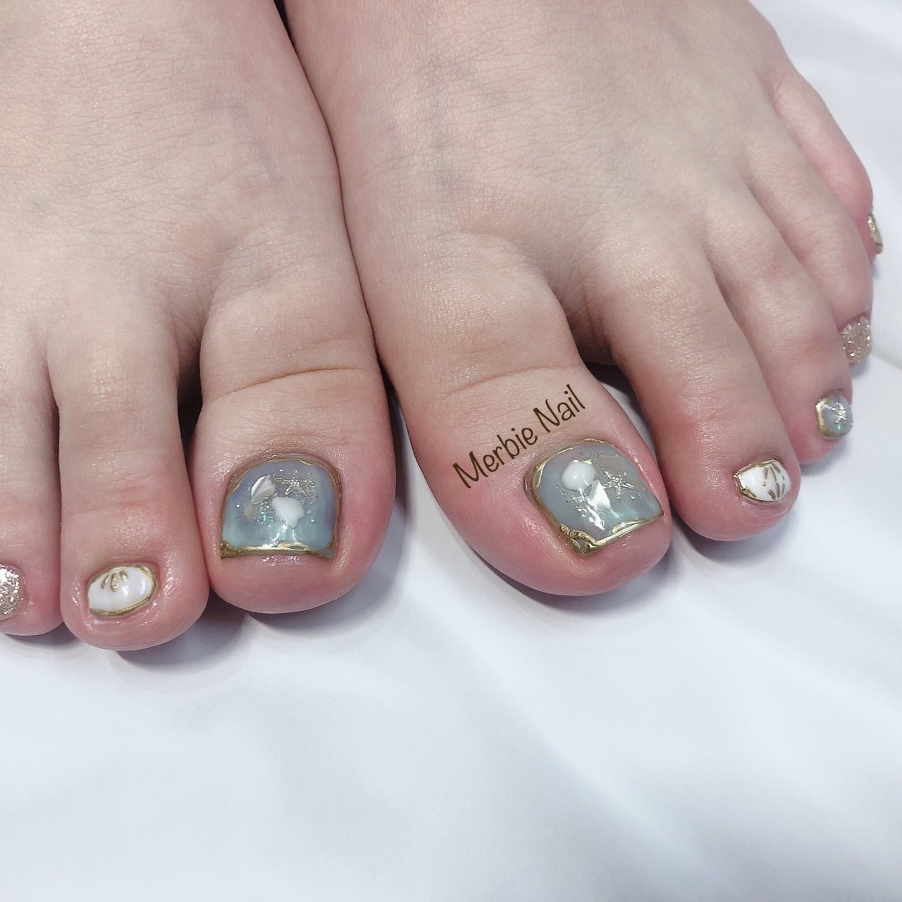 夏 フット ラメ シェル ホワイト Merbie Nailのネイルデザイン No ネイルブック
