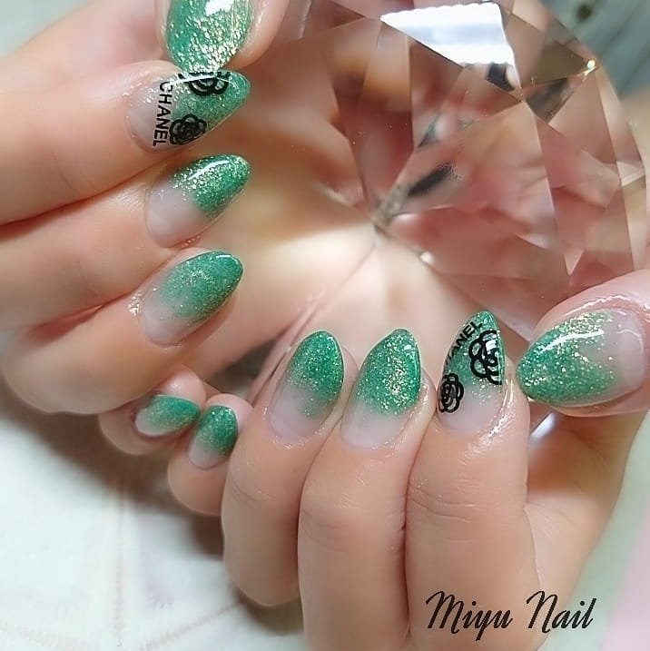 オールシーズン ハンド グラデーション ラメ イニシャル Miyu Nailのネイルデザイン No ネイルブック
