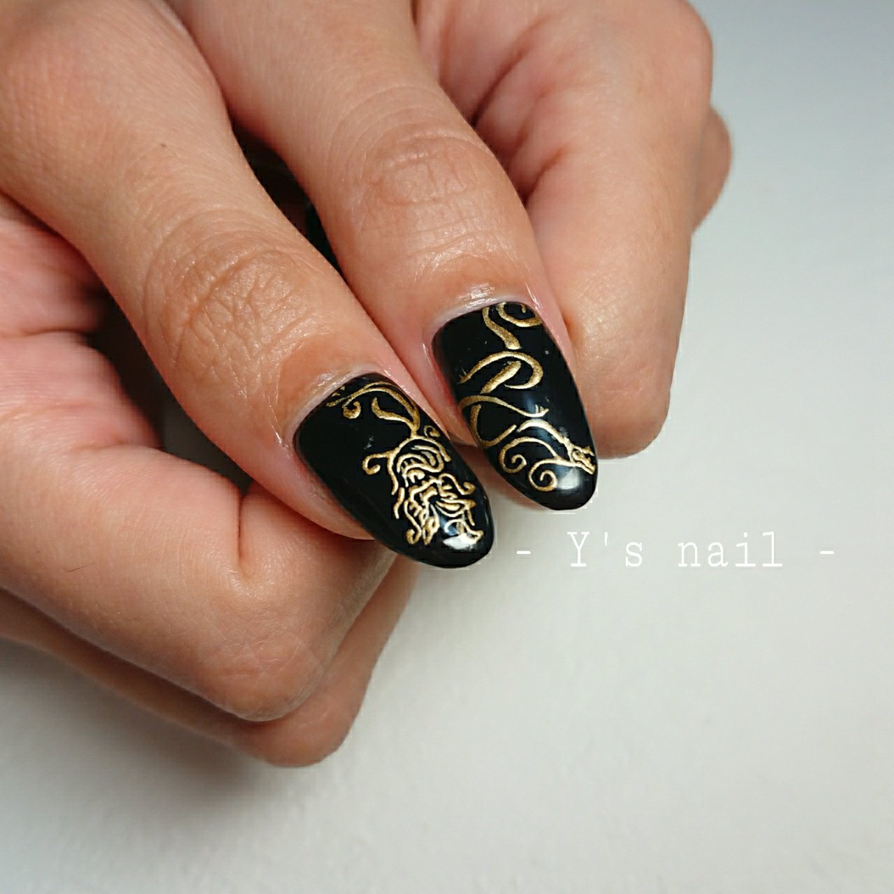 ラメ ワンカラー 痛ネイル ブラック ゴールド Y S Nailのネイルデザイン No ネイルブック