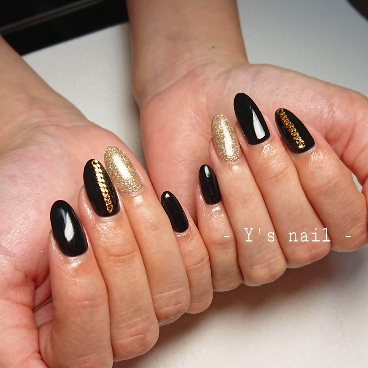 ラメ ワンカラー 痛ネイル ブラック ゴールド Y S Nailのネイルデザイン No ネイルブック