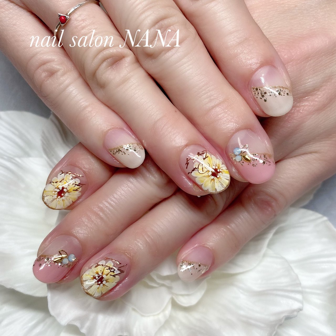 春 夏 ハンド 変形フレンチ ホログラム Nail Salon Nanaのネイルデザイン No ネイルブック