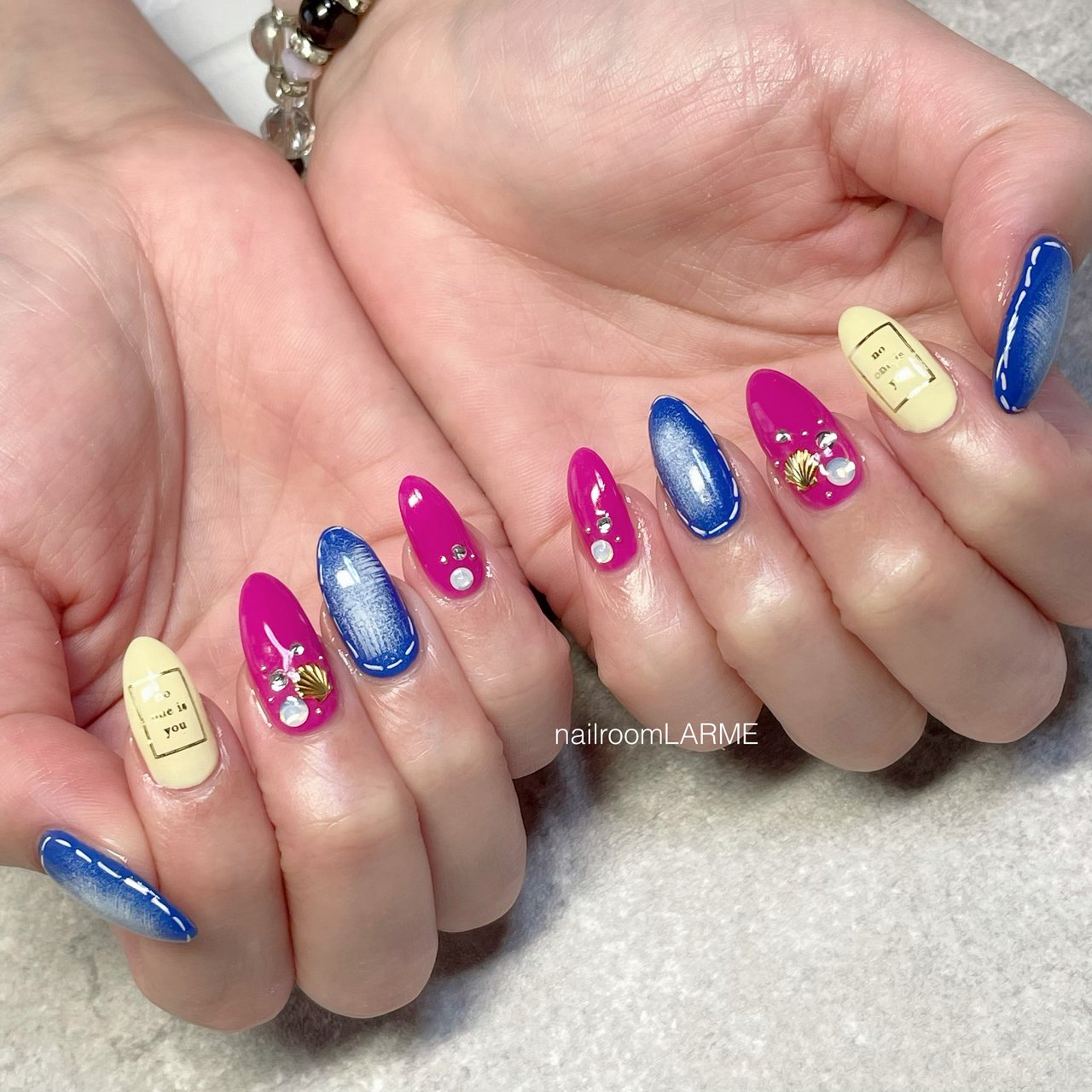 ハンド ピンク イエロー ブルー Nailroomlarmeのネイルデザイン No ネイルブック