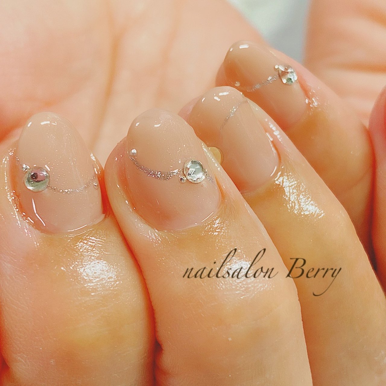 シンプル ビジュー ラメ ショート ベージュ ネイルサロンberryのネイルデザイン No ネイルブック