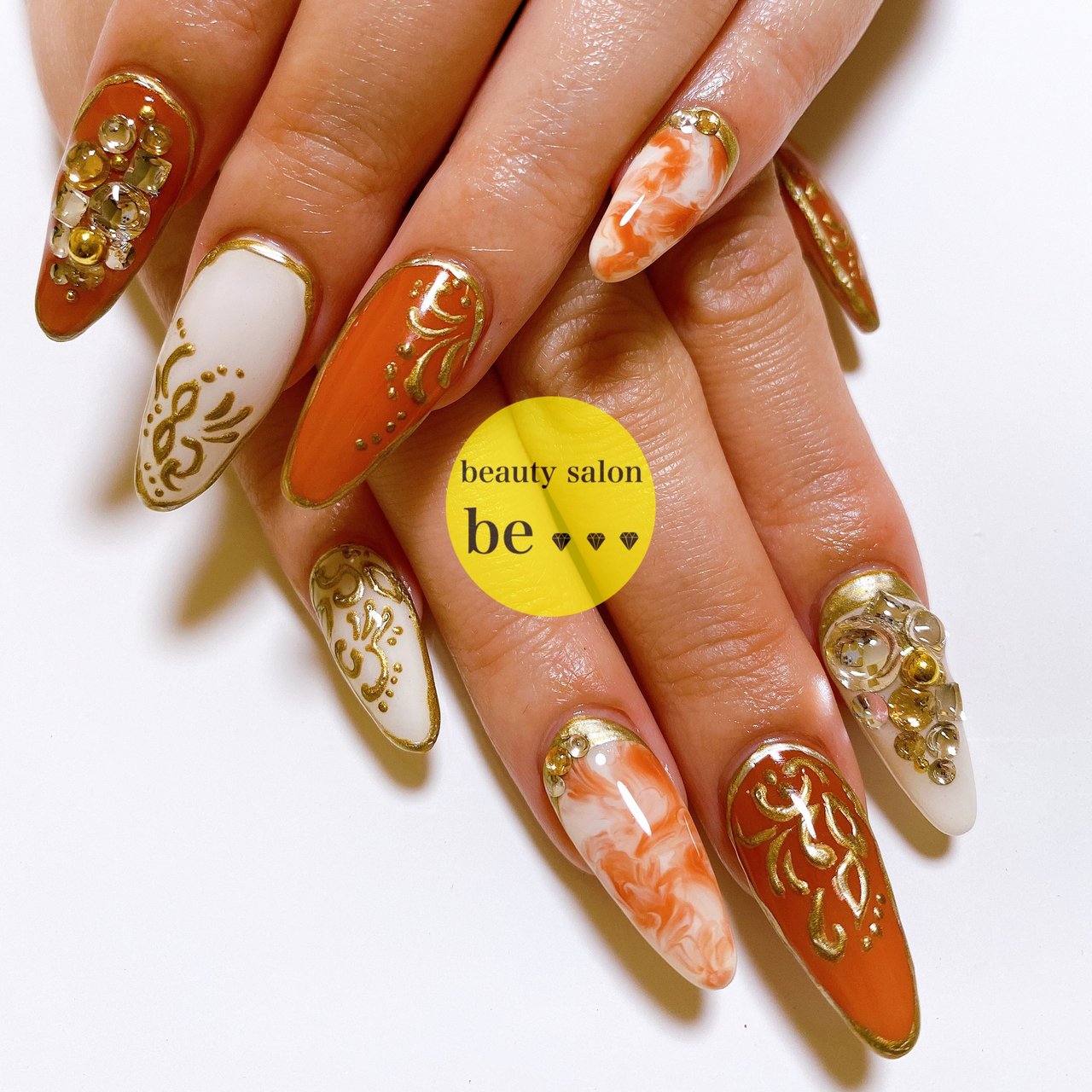 ハンド/ホワイト/オレンジ/ゴールド - be Nailのネイルデザイン