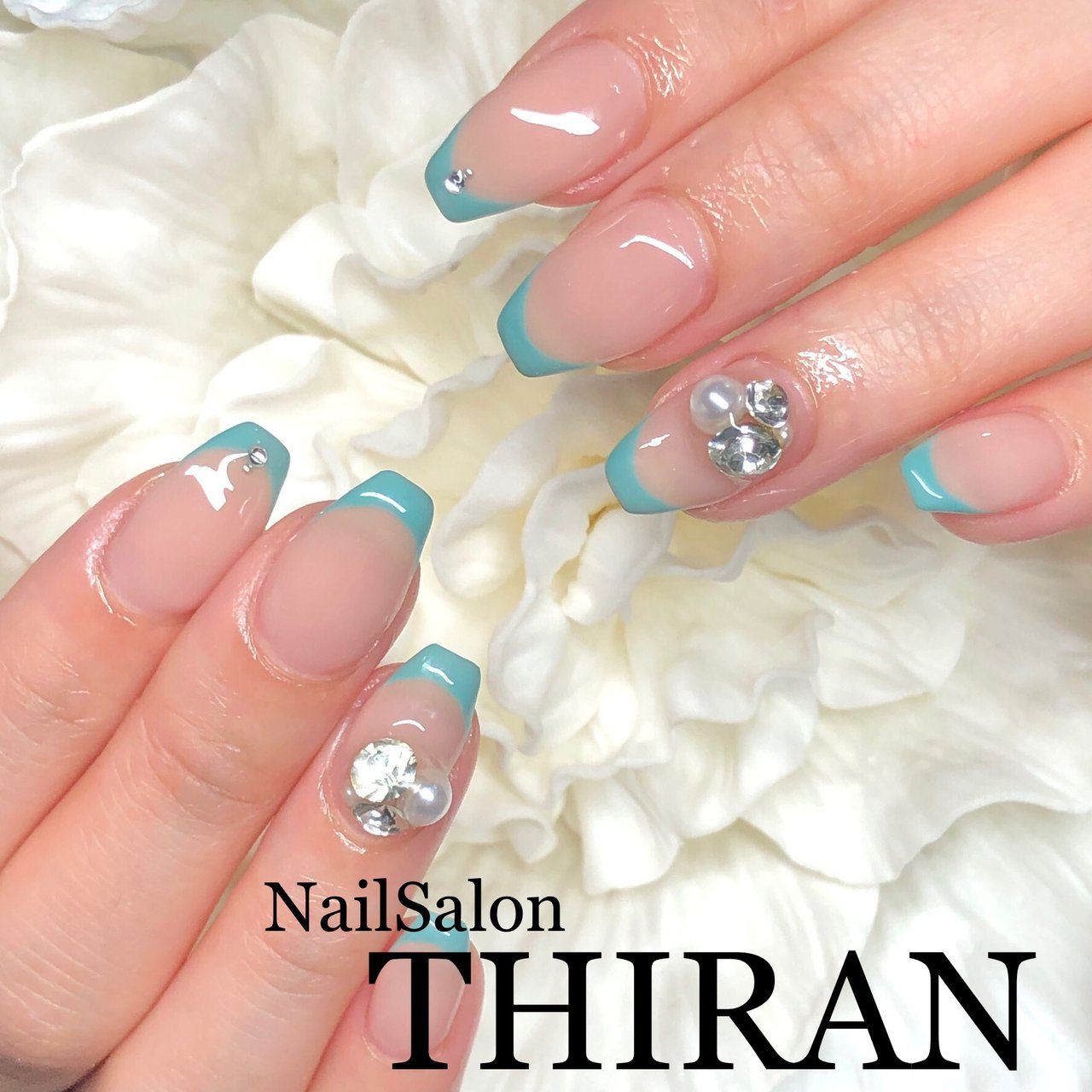 オールシーズン ハンド シンプル フレンチ ビジュー Nailsalon Thiranのネイルデザイン No ネイルブック