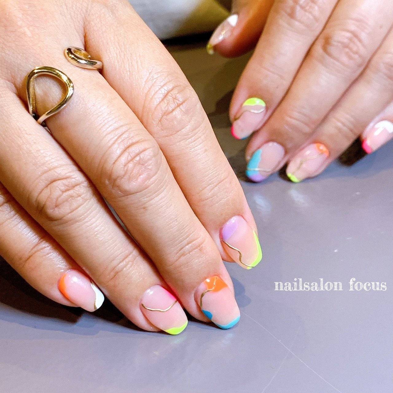 夏 ハンド ベージュ メタリック ネオンカラー Nailsalon Focusのネイルデザイン No ネイルブック