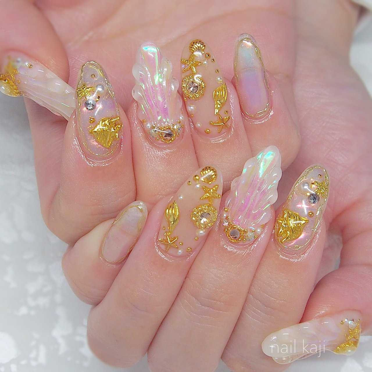夏 ハンド ビジュー 人魚の鱗 オーロラ Nail Kajiのネイルデザイン No ネイルブック