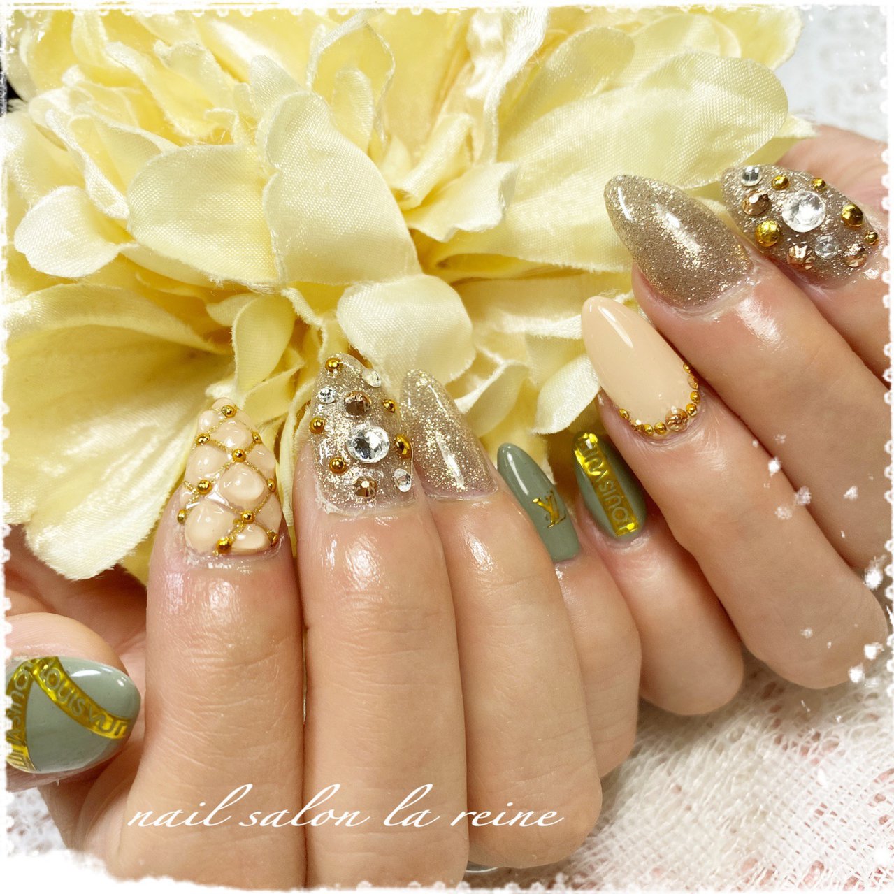 ハンド ビジュー ラメ ブランド柄 ベージュ Akikoのネイルデザイン No ネイルブック