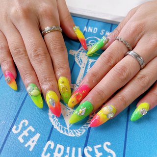 夏 ネオンカラー スカルプチュアのネイルデザイン ネイルブック