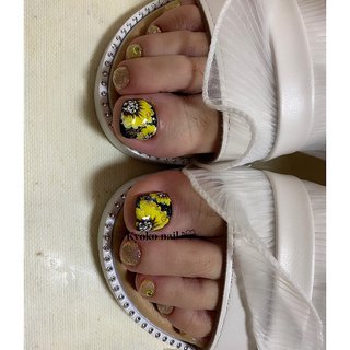 ブラック 黒 ひまわりネイルのネイルデザイン ネイルブック