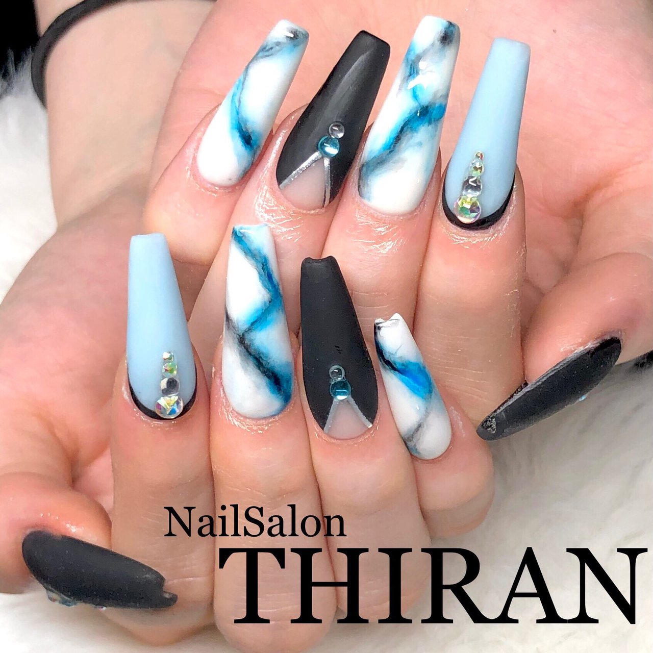 オールシーズン ハンド 変形フレンチ 大理石 ロング Nailsalon Thiranのネイルデザイン No ネイルブック