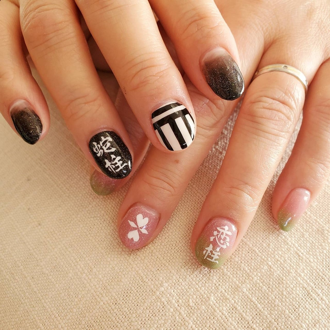 グラデーション 痛ネイル キャラクター ストライプ タイダイ Yui 美爪屋 蘭のネイルデザイン No ネイルブック