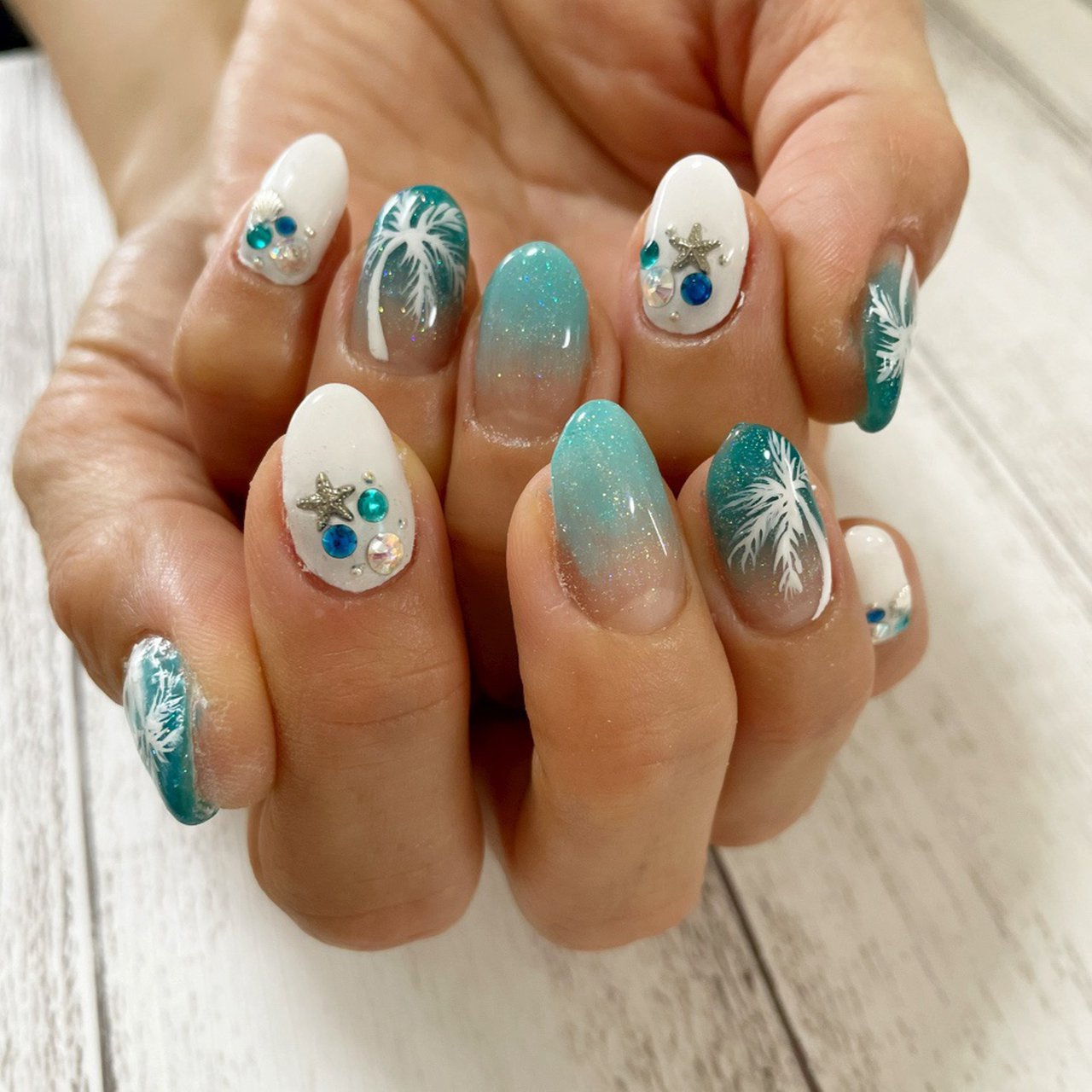 夏 ハンド シンプル グラデーション ラメ ラトゥネイルのネイルデザイン No ネイルブック