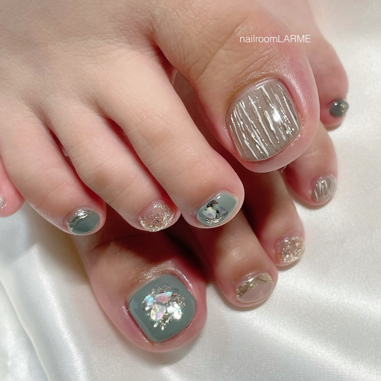 フット グリーン グレージュ ゴールド Nailroomlarmeのネイルデザイン No ネイルブック