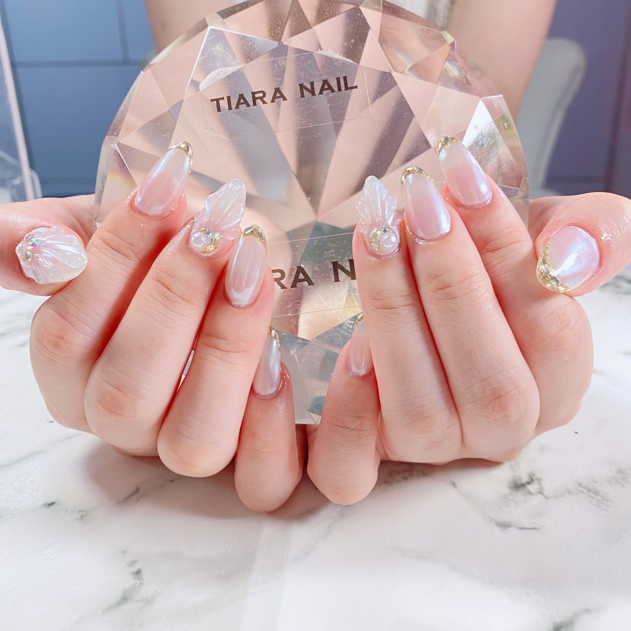 夏 フレンチ 人魚の鱗 ホワイト ゴールド Tiara Nailのネイルデザイン No ネイルブック