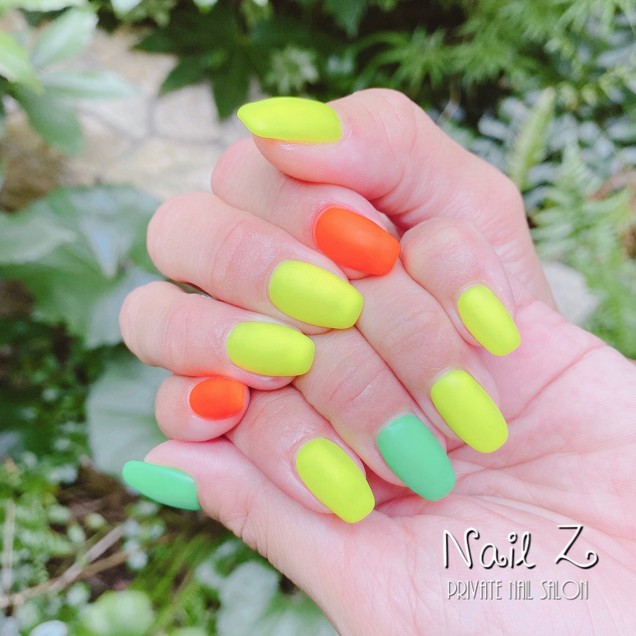 ハンド マット ミディアム ネオンカラー ジェル Nail Z ネイルジー のネイルデザイン No ネイルブック