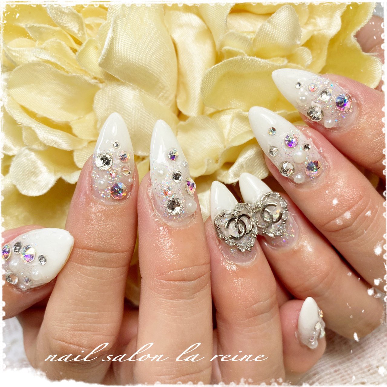 ハンド グラデーション ビジュー ブランド柄 ホワイト Akikoのネイルデザイン No ネイルブック