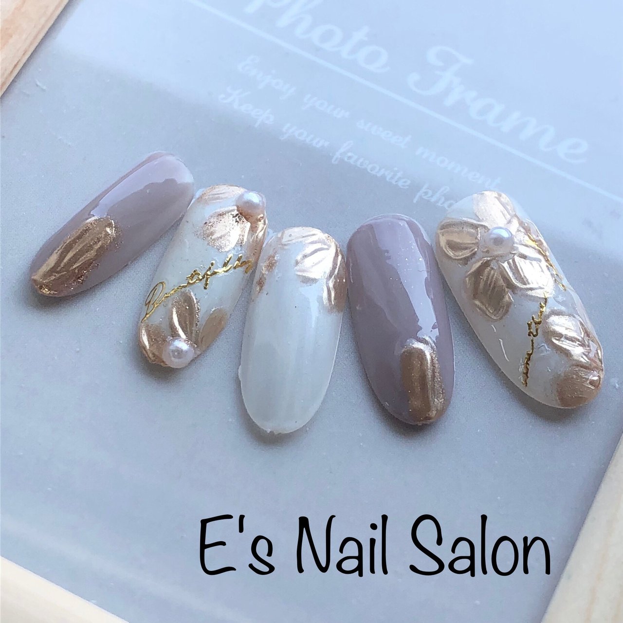 夏 ハンド フラワー ミラー グレージュ E S Nail Salon エミのネイルデザイン No ネイルブック