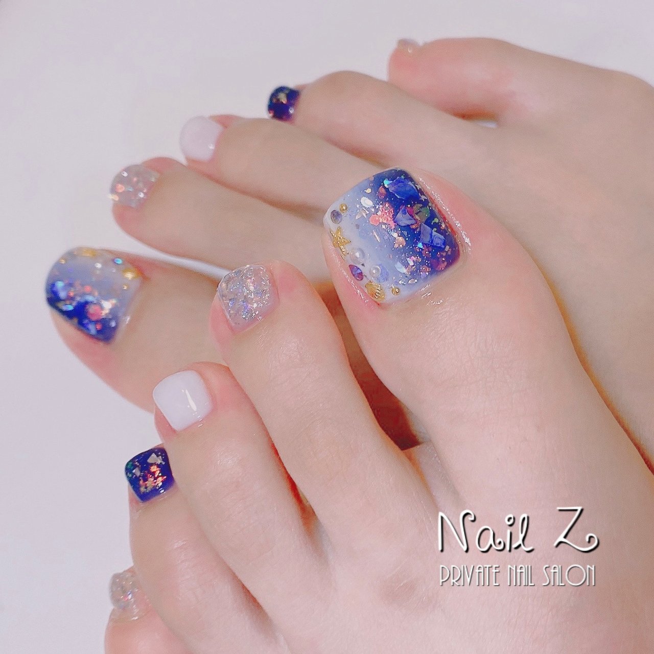 フット ホログラム ラメ シェル マリン Nail Z ネイルジー のネイルデザイン No ネイルブック