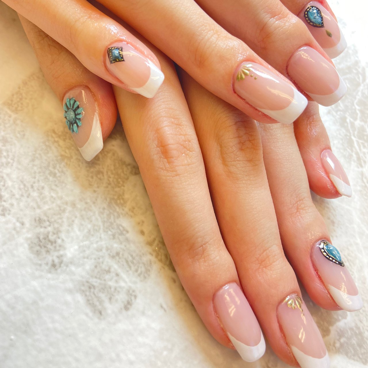 オールシーズン ハンド フレンチ ミディアム ホワイト ネイルサロン スクール チアロのネイルデザイン No ネイルブック