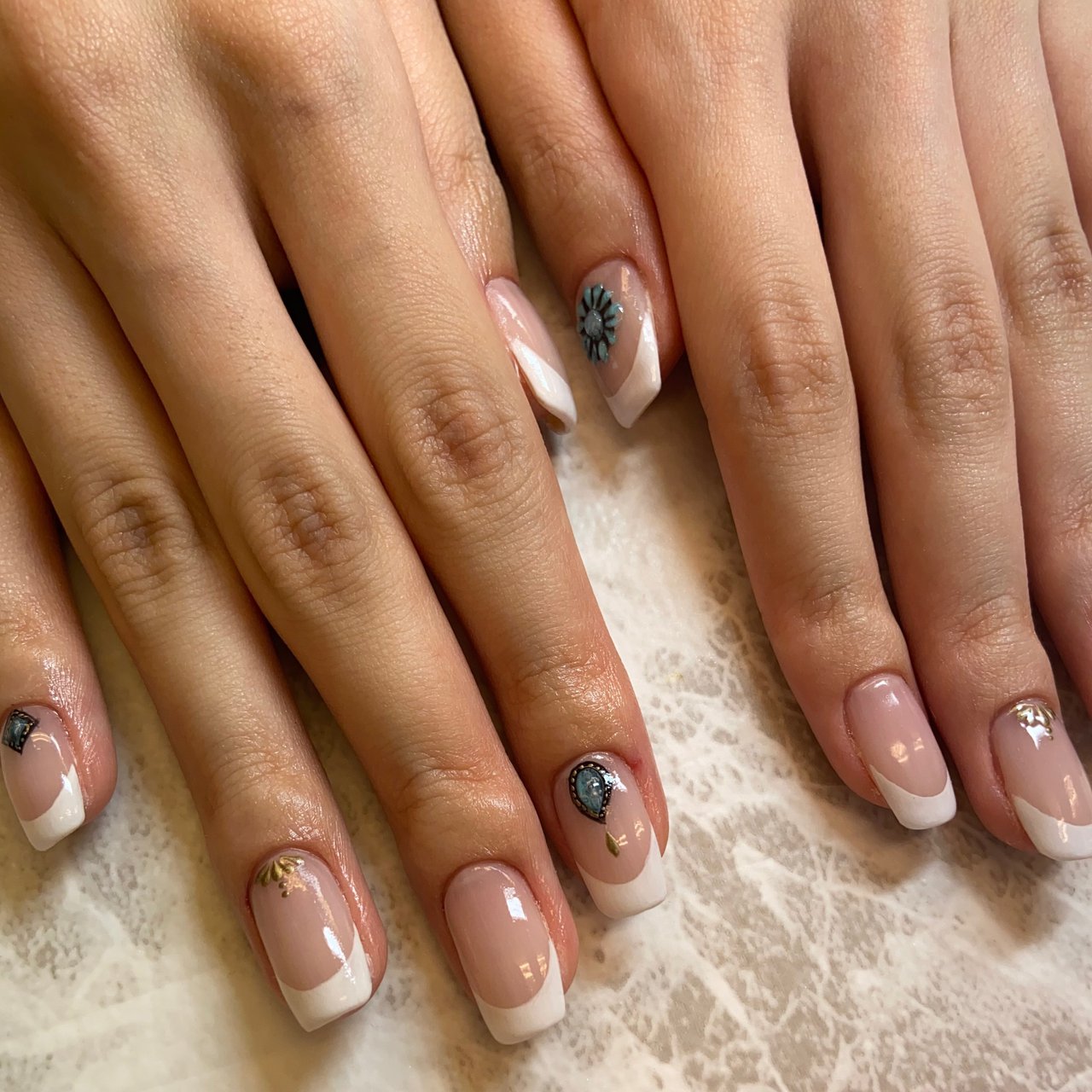 オールシーズン ハンド フレンチ ミディアム ホワイト ネイルサロン スクール チアロのネイルデザイン No ネイルブック