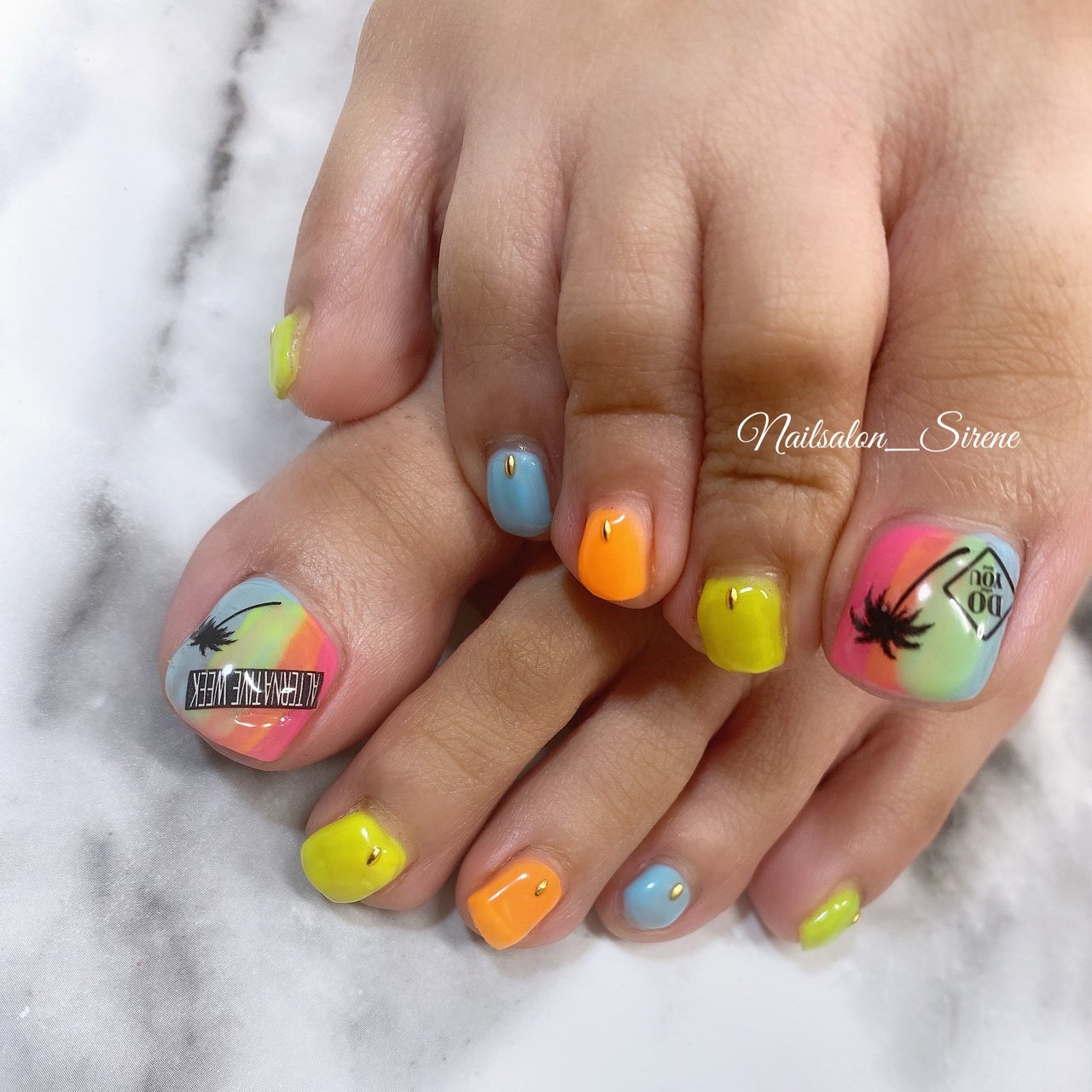 夏 フット グラデーション ショート ネオンカラー Nailsalon Sireneのネイルデザイン No ネイルブック