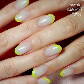 変形フレンチ イエロー グレージュのネイルデザイン ネイルブック