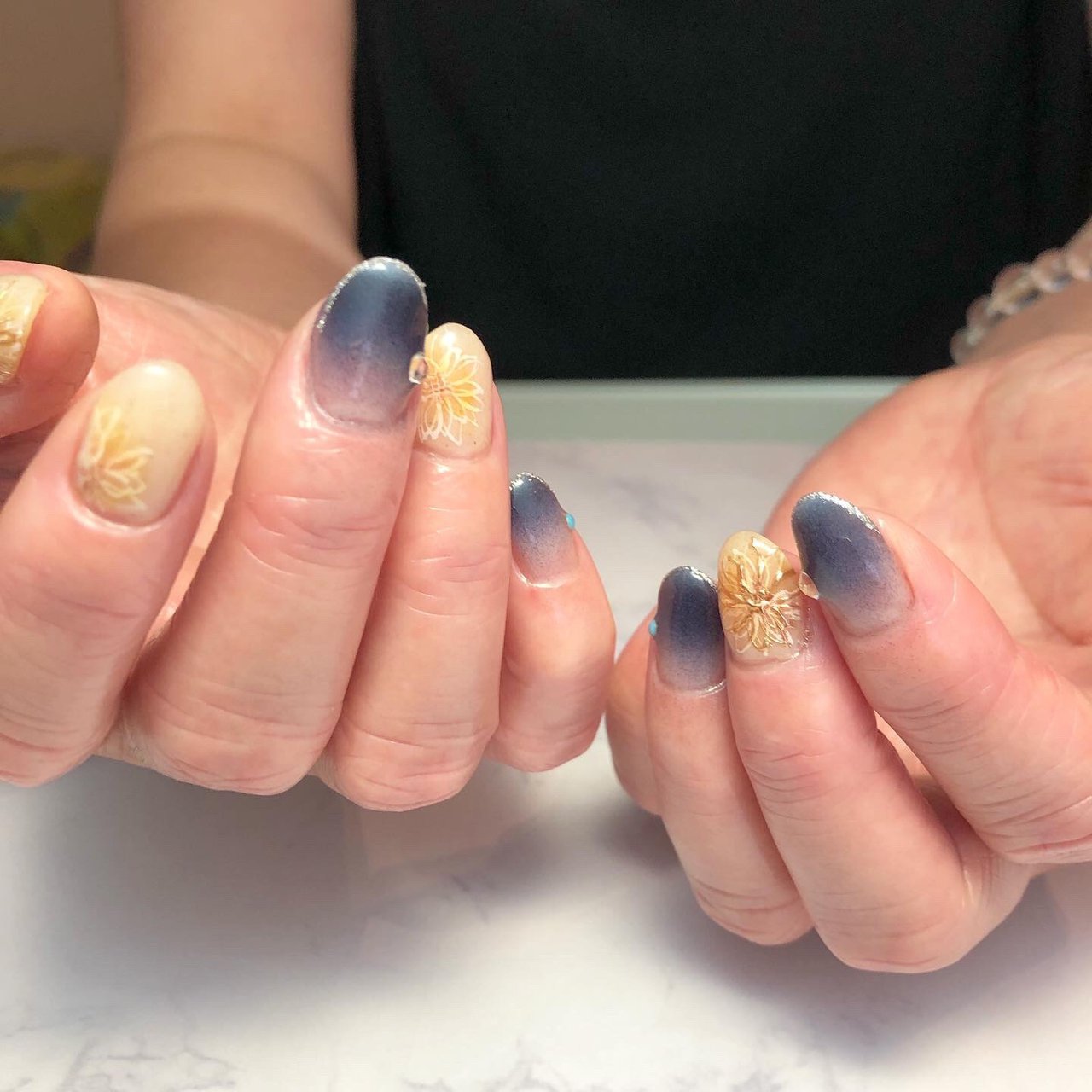 夏 ハンド ネイビー ゴールド ジェルネイル Renのネイルデザイン No ネイルブック