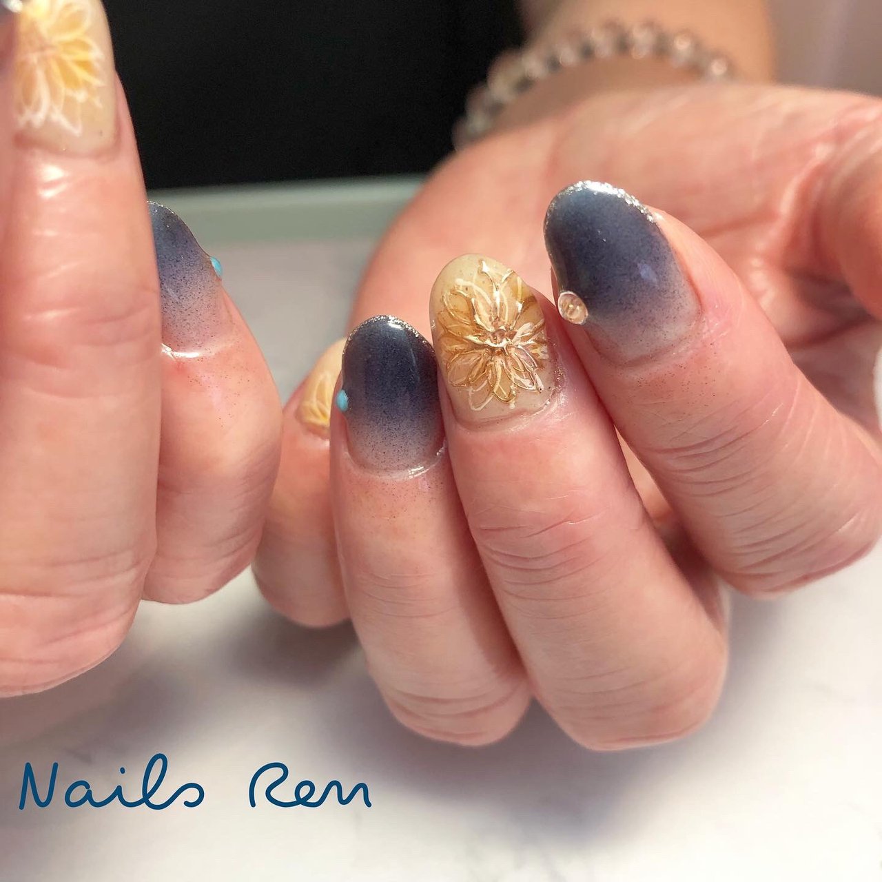 夏 ハンド ネイビー ゴールド ジェルネイル Renのネイルデザイン No ネイルブック