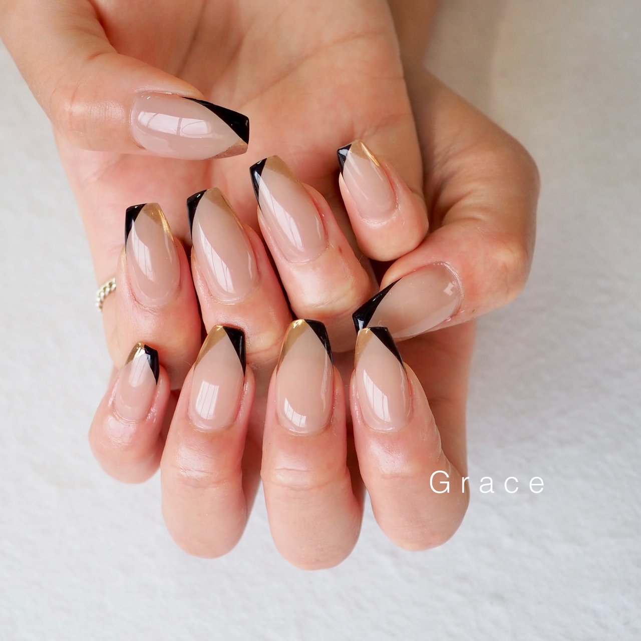 ハンド/変形フレンチ/ミラー/ブラック/ゴールド - Miyabiのネイル