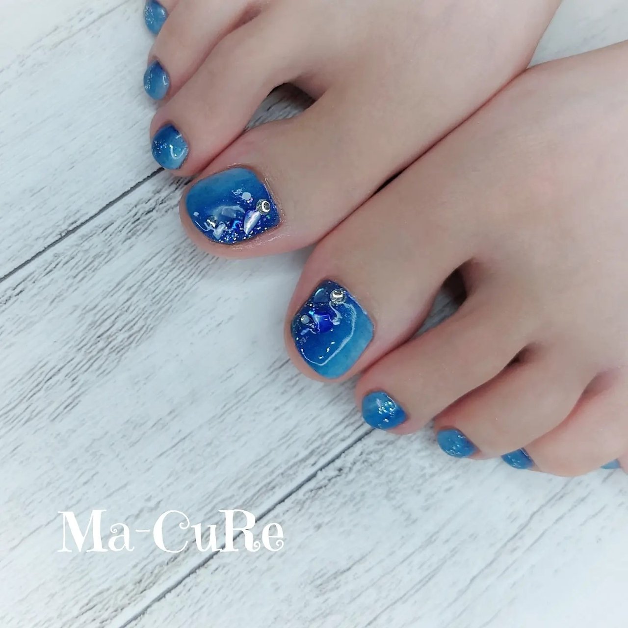 夏 フット グラデーション ラメ シェル 𝑴𝒂 𝑪𝒖𝑹𝒆 ﾏｰｷｭｱ のネイルデザイン No ネイルブック