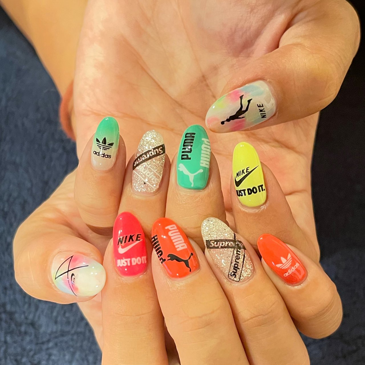 オールシーズン/ブランド柄/ビビッド - taaataaaaaのネイルデザイン[No