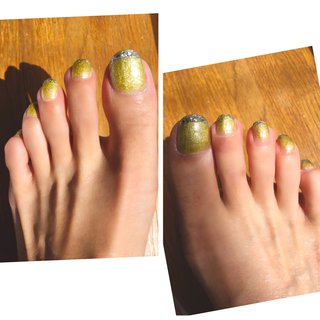 #frenchnails ベースカラーにmioイエローグリーンゴールド（3coins）をぬる
フレンチラインをATネイルグリッター03（cando）で描く
トップコートを塗り完成。
#フットネイル #マニキュア#ミディアム #セルフ　#セルフネイル #フレンチネイル #ゴールド #ラメ #夏 #オールシーズン #ネイル #nail #ラメネイル #フレンチ #簡単 #プチプラ #夏 #オールシーズン #海 #リゾート #フット #フレンチ #ミディアム #イエロー #ゴールド #シルバー #マニキュア #セルフネイル #10305 #ネイルブック