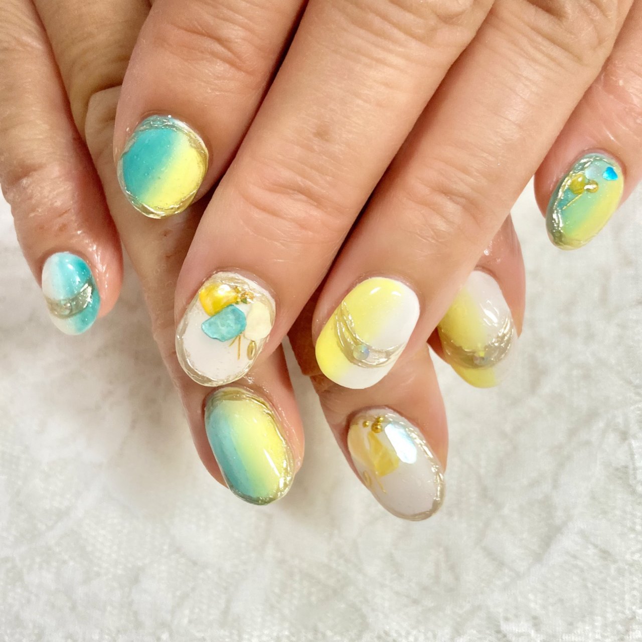 夏 ハンド グラデーション シェル バイカラー Moco Nailのネイルデザイン No ネイルブック