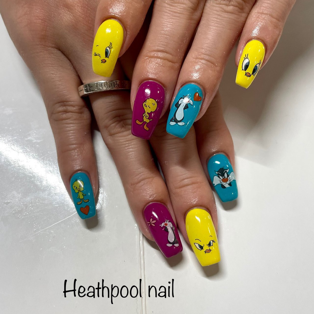 ハンド キャラクター ピンク イエロー ターコイズ Heathpoolnailのネイルデザイン No ネイルブック