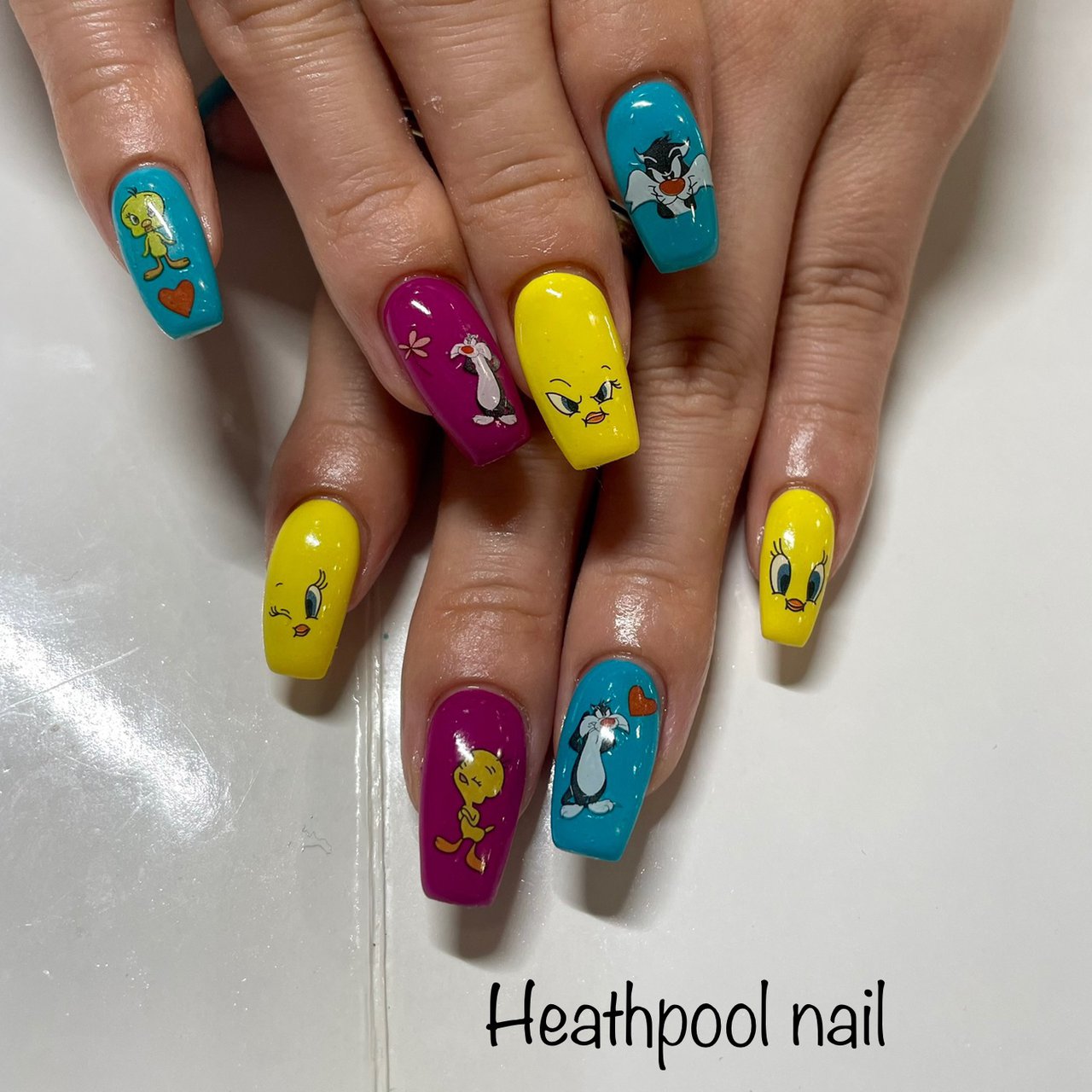 ハンド キャラクター ピンク イエロー ターコイズ Heathpoolnailのネイルデザイン No ネイルブック