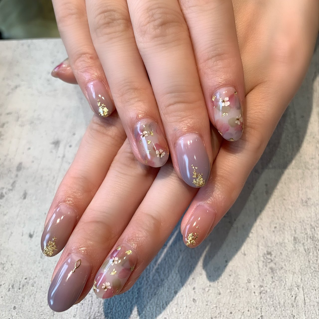 秋 ハンド ラメ ニュアンス 押し花 Ayamiのネイルデザイン No ネイルブック