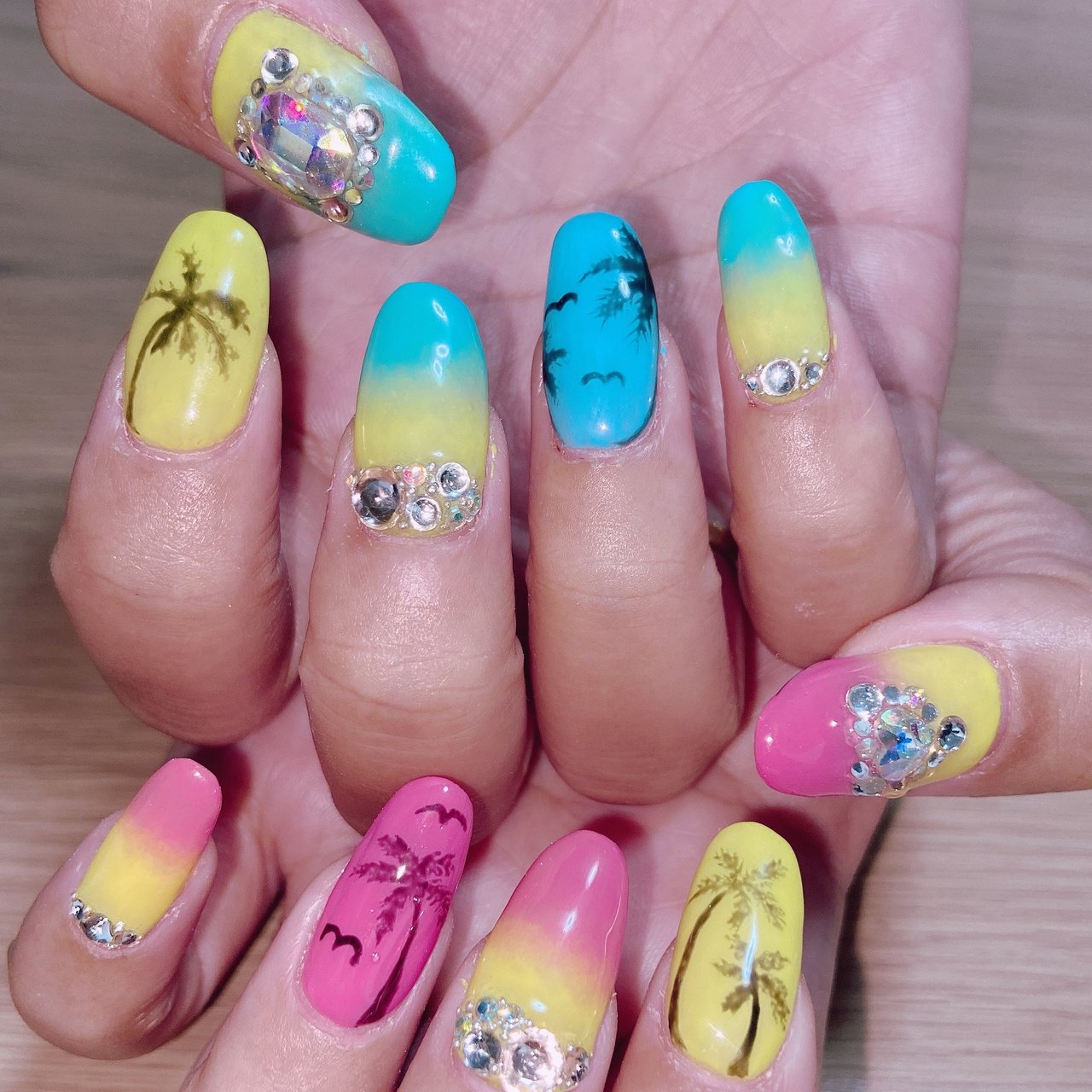 夏 ハンド グラデーション ラメ ミディアム Neilunaのネイルデザイン No ネイルブック