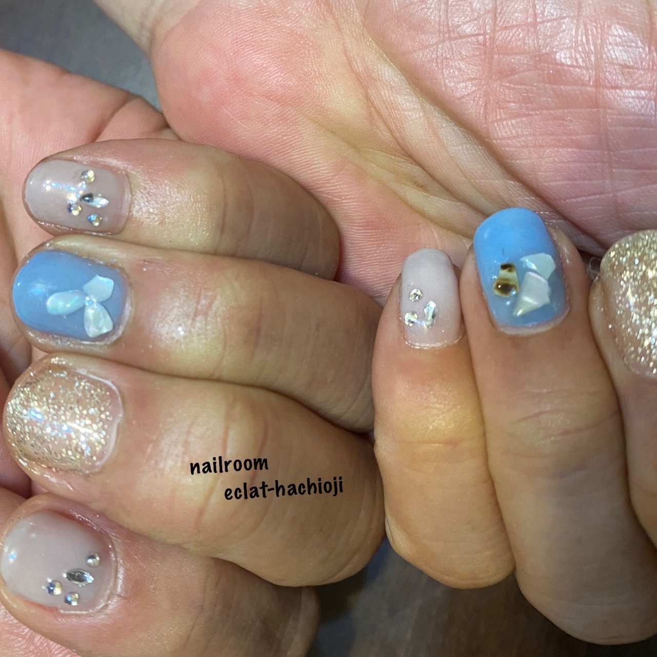 オールシーズン ハンド 水色 グレージュ ゴールド Nailroom Eclat Hachiojiのネイルデザイン No ネイル ブック